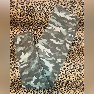 Victoria Secret PINK ultimate leggings size Medium.